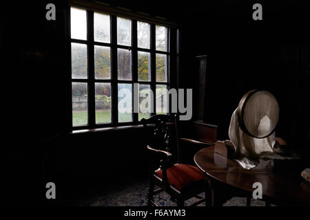 Nadelrahmen auf einem Vintage-Tisch neben einem Fenster in Shibden Hall, Halifax, Yorkshire. VEREINIGTES KÖNIGREICH Stockfoto