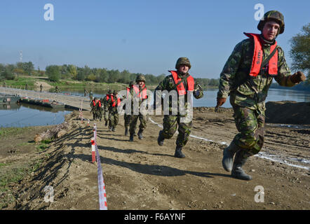 Rumänische Soldaten laufen herauf den Hügel in einer einzigen Datei in der Nähe des Flusses Mures als Teil der Verteidigung Demo während der Übung Dragoon Crossing – Rumänien 24.-26. Oktober 2015. Dragoon-Kreuzung – Rumänien ist eine Verstärkung der NATO permanente Präsenz in der Region zur Unterstützung der Operation Atlantic zu beheben. (Foto: U.S. Army Staff Sgt. Steven M. Colvin/10th Press Camp Sitz) Stockfoto