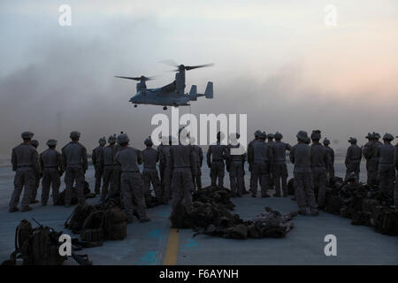 US-Marines mit Ostindien-Kompanie, 3. Bataillon, 7. Marineregiment, speziellen Zweck Marine Air Ground Task Force – Reaktion auf die Krise – Central Command, MV-22 Osprey schnell Seil Training in Südwestasien, 16. September 2015 zu beobachten. Schnellen Abseilen kann Marines Bodentruppen aus der Luft, ohne die Notwendigkeit einer stabilisierten Landezone schnell einfügen. Die Marines und Matrosen des SPMAGTF-CR-CC bieten der Kommandant der TERRORANSCHLÄGE mit einer einzigartigen Reihe von Lösungen für auftauchende Krisen auf eine breite Schneise des Nahen Ostens. (US Marine Corps Foto von CPL. Leah Agler/freigegeben) Stockfoto