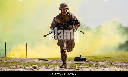 Lance Cpl. Alex Rowan, Kampfingenieur mit 4. Combat Engineer Battalion, 4th Marine Division, stationiert von Bessemer, Alabama, wird ausgeführt, um Deckung zu gehen, bevor das Antipersonenminen Hindernis Verletzung System im Verlauf SAPPER Führer an Bord Camp Lejeune, North Carolina, 26. Juni 2015 detoniert. Während des Kurses verwendet die Marines Angriff und Verletzung Techniken um ein Draht-Hindernis mit Linie Gebühren, die C4-Sprengstoff und ihre APOBS genutzt. (Foto: U.S. Marine Corps CPL Krista James/freigegeben) Stockfoto