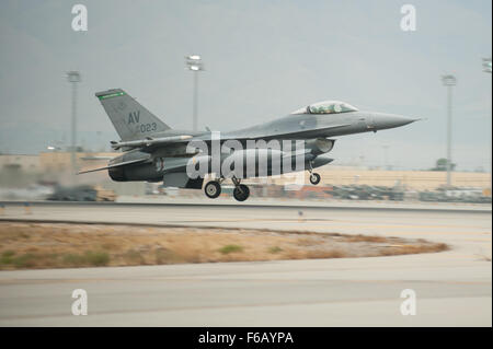 Ein US-Air Force f-16 Fighting Falcon Flugzeuge, 555. Expeditionary Kämpfer-Geschwader zugewiesen zieht auf einen Kampf gegen Ausfall von Bagram Air Field, Afghanistan, 22. September 2015. Die f-16 ist ein multi-Role Kampfflugzeug, das ist sehr wendig und hat sich bewährt im Luft-Luft- und Luft-Boden-Kampf. (US Air Force Foto von techn. Sgt Joseph Swafford/freigegeben) Stockfoto