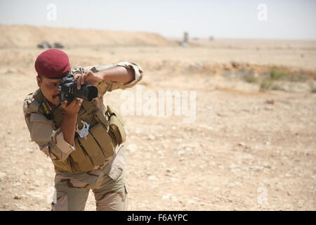 Eine irakische Sicherheitskräfte Soldat Praktiken mit seiner Kamera während Zelle Medientraining bei Al Asad Air Base, Irak, 27. Juni 2015. Durch Beratung und Unterstützung und Aufbau Partner Kapazität Missionen, die Combined Joint Task Force – Betrieb innewohnende lösen multinationale Koalition hat mehr als 10.000 irakische Sicherheitskräfte gegen die islamischen Staates im Irak und der Levante ausgebildet. Eine Koalition von Nationen aus der Region und der ganzen Welt dazu beitragen, die irakischen Streitkräfte gegen ISIL, Iraks Grenzen wiederherzustellen und verloren dadurch Wiederherstellung der Stabilität in der Region und Secur Terrain zurückzuerobern ermöglichen Stockfoto