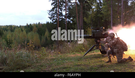 Zugewiesene bestimmt Company, 2. Bataillon, 503. Infanterieregiment 173rd Airborne Brigade Soldaten Feuer auf ein Ziel nach unten mit einem BGM-71 TOW-Anti-Panzer-Raketen-System während eines Trainings von scharfer Munition auf den zentralen Trainingsbereich, Estland, 26 September im Rahmen der Operation Atlantic zu beheben. Betrieb Atlantic zu lösen, ist eine fortlaufende Reihe von Schulungen und Übungen, die Interoperabilität zwischen den USA und ihrer NATO-Partner, Beziehungen und Vertrauen aufzubauen. (Foto: U.S. Army Spc. Jacqueline Dowland, 13. Public Affairs-Abteilung) Stockfoto