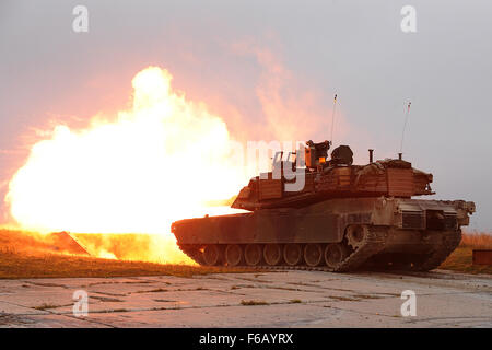 US-Soldaten, zugewiesen, das 1. Bataillon, 64. Armor Regiment, 1st Armored Brigade Combat Team, 3. Infanterie-Division, Verhalten Gunnery mit M1A2 Abrams Panzer während der Übung kombiniert lösen V bei 7. Armee Joint Multinational Training Command in Grafenwöhr, Deutschland, 8. Oktober 2015. Kombinierte Lösung wurde entwickelt, um die US-Armee Regional ausüben Kraft in der U.S. European Command Verantwortungsbereich mit multinationale Ausbildung auf allen Ebenen ausgerichtet. Rund 4.600 Teilnehmern aus 13 Nationen der NATO und europäische Partner teilnehmen. In der Übung sollen rund 2.000 US-tro Stockfoto