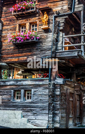 Holzhäuser in Fiesch - Schweiz Stockfoto