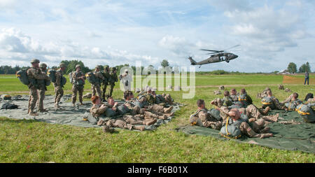 US Army Aviation Soldaten mit B Company, 4. Bataillon, 3. Aviation Brigade, 3. Infanterie-Division, in UH-60 Black Hawk Hubschrauber, Rückkehr für die nächste Kreide 23. Juli, um eine Drop-Zone in Nurmsi, Estland. Die Veranstaltung war Teil eines gemeinsamen Luftlandeoperationen Übung zwischen USA und Estnisch Fallschirmjäger. (US Armee-Foto von Sgt Juana M. Nesbitt, 13. Public Affairs-Abteilung) Stockfoto