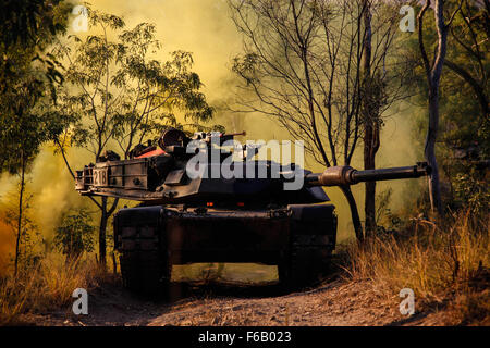 Australische Soldaten zurück Feuer in einem M1A1 Abrams Tank während Talisman Sabre in Shoalwater Bay Truppenübungsplatz in Queensland, Australien, 14. Juli 2015. Talisman Sabre ist eine kombinierte Biennale Übung zwischen der USA und Australiens Streitkräfte entworfen, um beide Nationen Fähigkeit zur Reaktion auf regionalen Eventualitäten zu verbessern.  (US Armee-Foto von Spc. Jordan Talbot/freigegeben) Stockfoto