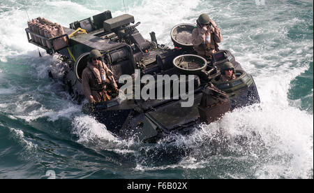 Marines mit amphibischen Angriff Platoon, Firma E, Battalion Landing Team 2/6, laden das Gerät amphibische Fahrzeuge an Bord der USS Oak Hill (LSD-51) während der 26. Marine Expeditionary Unit zusammengesetzte Übung, Juli 19. Die 26. MEU und amphibischen Geschwader (PHIBRON) 4, sind von Bewertern mit Expeditionary Operations Training Group (EOTG) in Vorbereitung für eine Bereitstellung später im Herbst zertifiziert. (Foto: Staff Sgt Bobby J. Yarbrough Marine Corps) Stockfoto