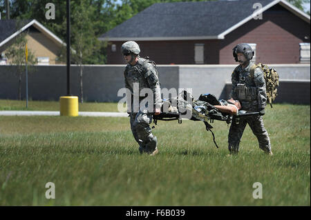 Members of the 233rd Military Police Company, Springfield, Ill., perform medical rescue operations after a simulated improvised explosive device goes off during Urban Operations training on July 23, 2015, at the Combined Arms Collective Training Facility, Grayling, Mich., during Exercise Northern Strike 2015. Exercise Northern Strike 2015 is a joint multinational combined arms training exercise conducted in Michigan. (U.S. Army National Guard photo by Staff Sgt. Helen Miller/Released) Stockfoto