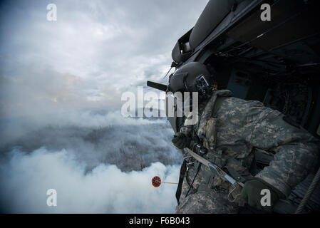 Diesen Sommer wurde voll von Waldbränden in ganz Alaska. Zahlreiche Feuerwehr-Teams haben aus den unteren Vereinigten Staaten im Kampf helfen aufgerufen wurde. Eines der Teams, die im Kampf beigetreten ist ein lokales Team, der Alaska Army National Guard. Mit 2 UH-60 Black Hawk-Hubschrauber und Bambi-Eimer der Alaska Army National Guard haben Mannschaften Brandbekämpfung Missionen in Abstimmung mit dem Bureau of Land Management, Feuerwehren, Sitz in Fort Wainwright, Alaska durchführen. Am Freitag, den 26. Juni flog das Team ihre Flugzeuge bis Tok, Alaska, zur Unterstützung im Kampf gegen ein paar große Brände Stockfoto
