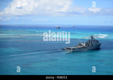 SAIPAN HARBOR, Saipan - amphibische Dock Landungsschiff USS Ashland (LSD-48) fährt Saipan 9. August 2015. Die Insel wurde durch Taifun Soudelor Aug. 2 geschlagen und Ashland kam für Bergungsarbeiten 7. August. Stockfoto