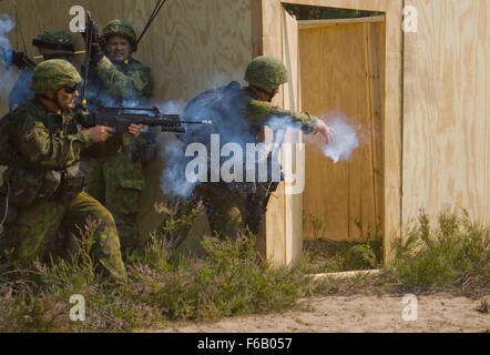 Litauischen Land Forces Soldaten zugewiesen 2. Coy, Großherzogin Birutė Ulanen Bataillon (BUB), Angriff ein mock Gebäude während des Trainings Ulanen Fury, eine bilaterale Ausbildungsmission derzeit die allgemeine Silvestras Zlikaliskas Trainingsbereich, Pabrade, Litauen, 11. August 2015 statt. Zusammen mit ihrer NATO-Partner, Dog Company, 1. Bataillon, 503. Infanterieregiment, 173. Infantry Brigade Combat Team (Airborne), 4. US-Infanteriedivision, und B Company, 43. Angriff Hubschrauber-Bataillon, 3. Kavallerie-Regiment, die 3. US-Infanteriedivision der BUB haben trainiert täglich zur Verbesserung der Sicherheit und multinati Stockfoto