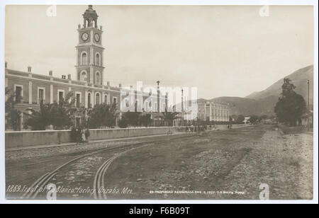 Das Foto zeigt die Vorderseite der Fabrik in Rio Blanco in Orizaba, Mexiko, einem wichtigen Standort in der Textilindustrie des Landes. Die Fabrik repräsentiert Mexikos industrielle Entwicklung im späten 19. Jahrhundert und konzentriert sich auf die Textilproduktion. Stockfoto