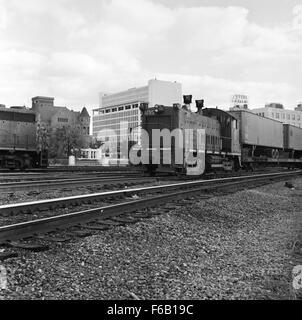 In diesem Bild ist der *Missouri Pacific Diesel Electric Road Switcher Nr. 1295* dargestellt, der die innovativen dieselelektrischen Lokomotiven für den Wechsel auf Bahnhöfen darstellt. Sie spielte in ihrer Zeit eine Schlüsselrolle in der Eisenbahnindustrie. Stockfoto