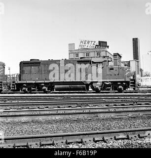 Dieses Bild zeigt die Missouri Pacific Diesel Electric Road Switcher Nr. 550, eine leistungsstarke Lokomotive, die für den Schaltbetrieb auf Bahnhöfen eingesetzt wird. Sie spiegelt die technologischen Fortschritte bei Eisenbahnmotoren in der Mitte des 20. Jahrhunderts wider. Stockfoto
