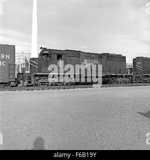 Die Missouri Pacific Diesel Electric Road Switcher No. 702 ist eine historische Lokomotive der Missouri Pacific Railroad. Dieser dieselelektrische Umschalter, bekannt für seine starke Leistung, war Mitte des 20. Jahrhunderts ein wichtiger Akteur im Güterverkehr. Stockfoto