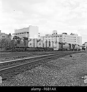 Dieses Bild zeigt mehrere dieselelektrische Straßenumschalter der Missouri Pacific Railroad, darunter die Nummern 754, 625, 921 und 901. Diese Lokomotiven sind Schlüsselstücke der Eisenbahngeschichte, die für den Wechsel von Bahnhöfen und den Transport von Gütern über Regionen hinweg eingesetzt werden. Stockfoto