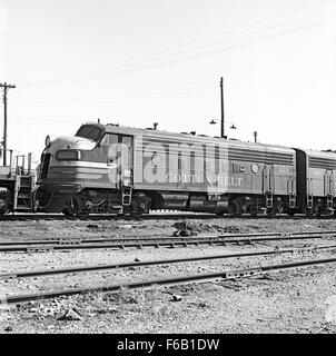 Dieses Bild zeigt die St. Louis Southwestern Diesel Electric Freight Lokomotive Nr. 939, die ihr Design und ihre Rolle im Güterverkehr entlang der Cotton Belt Route, einer kritischen Eisenbahn im Süden der USA, zeigt. Stockfoto