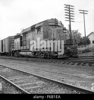 Die St. Louis Southwestern Diesel Electric Road Switcher No. 5007, allgemein bekannt als Switcher Lokomotive, war ein wichtiger Bestandteil der Cotton Belt Route. Es ist ein klassisches Beispiel für den Schienenverkehr des frühen 20. Jahrhunderts, der für den Wechsel von Werften und den effizienten Güterverkehr konzipiert wurde. Stockfoto