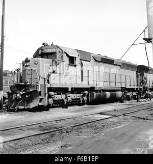 Die St. Louis Southwestern Diesel Electric Road Switcher No. 8976 ist eine Lokomotive, die von der Cotton Belt Route betrieben wird. Dieser von der Electro-Motive Division von General Motors gebaute dieselbetriebene Umschalter spielte eine Schlüsselrolle in Bahnhöfen und erleichterte den Transport von Zügen und Gütern. Stockfoto
