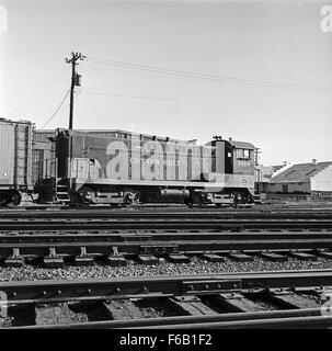 * St. Louis Southwestern Diesel Electric Switcher No. 1018* ist eine leistungsstarke Lokomotive, die auf der Cotton Belt Route eingesetzt wurde. Dieser dieselelektrische Umschalter wurde für den Rangierbetrieb von Güterwagen auf Bahnhöfen eingesetzt und spielte eine entscheidende Rolle für die Effizienz des Bahnbetriebs. Stockfoto