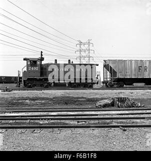 Diesel Electric Switcher No. 2492, eine Lokomotive der Electro-Motive Division von General Motors, war Teil der St. Louis Southwestern Railway, bekannt als Cotton Belt Route. Die Lokomotive spielte eine wichtige Rolle im Güterverkehr entlang der Strecke. Stockfoto