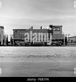 St. Louis Southwestern Diesel Electric Switcher No. 2581, eine Diesellokomotive der GMC-EMD Division. Dieser Zug verkehrte auf der Cotton Belt Route und war ein Schlüsselelement der Umsteigeflotte der Eisenbahn, die auf verschiedenen Werften in der Region verkehrte. Stockfoto
