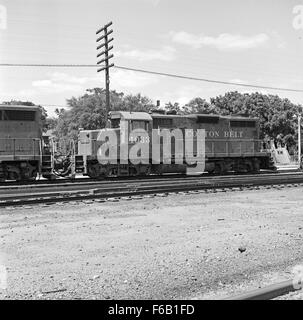 St. Louis Southwestern Diesel Electric Switcher Nr. 4033 ist eine legendäre Lokomotive, die auf der Cotton Belt Route eingesetzt wird. Dieser Umsteiger spielte eine wichtige Rolle im Eisenbahnbetrieb, bei der Abwicklung von Kurzstreckengütern und bei Umsteigeaufgaben auf Werften in der gesamten Region. Stockfoto