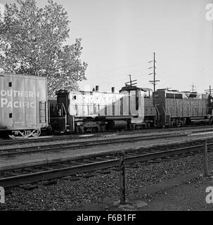 Eine Fotografie des St. Louis Southwestern Diesel Electric Yard Switcher No. 2585, ein wichtiger Teil des Betriebs der Cotton Belt Route. Die von General Motors Electro-Motive Division gebaute Lokomotive wird auf einem Bahnhofsgelände in Aktion gehalten und unterstreicht ihre Rolle beim Wechsel des Betriebs. Stockfoto