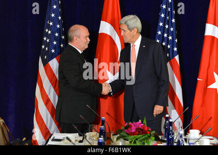 Secretary Kerry schüttelt Hände mit türkischen Außenminister Sinirlioglu vor ihrem Treffen in New York City Stockfoto