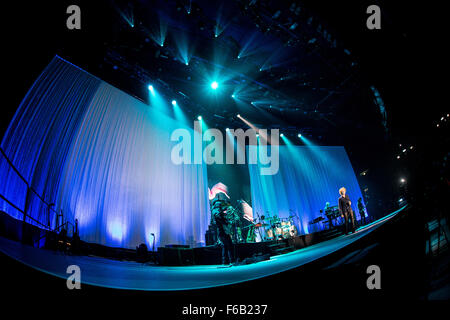 Assago, Italien. 15. November 2015. Mick Hucknall von Simply Red führt während seiner live-Konzert im Mediolanum Forum. © Elyxandro Cegarra/Pacific Press/Alamy Live-Nachrichten Stockfoto