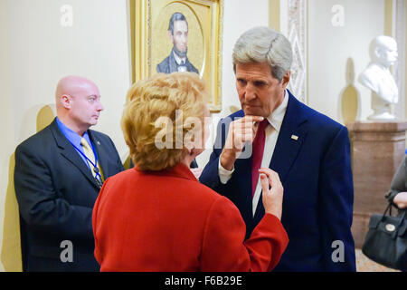 Secretary Kerry spricht mit Senator Stabenow während der Sitzungen auf dem Capitol Hill in Washington Stockfoto