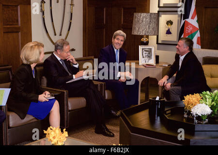 Secretary Kerry, Botschafter Wells, handeln Sondergesandten Lowenstein Sit mit jordanischen König Abdullah vor bilateralen Treffen in Amman Stockfoto