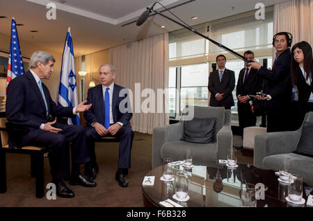 Secretary Kerry Adressen Medien vor der bilateralen Treffen mit Israels Ministerpräsident Netanjahu in Deutschland Stockfoto