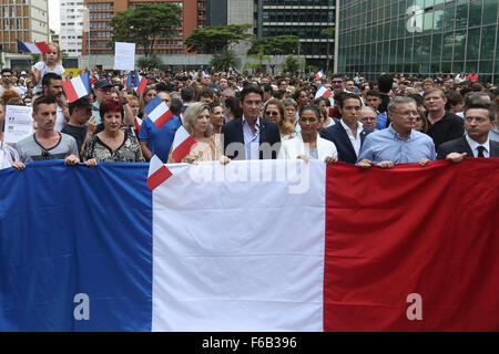 Sao Paulo, Brasilien. 15. November 2015. Menschen nehmen an einer Kundgebung in Erinnerung an die Opfer der Terroranschläge am Freitag Paris vor der französischen Konsulat in Sao Paulo, Brasilien, am 15. November 2015 Teil. Bildnachweis: Rahel Patras/Xinhua/Alamy Live-Nachrichten Stockfoto