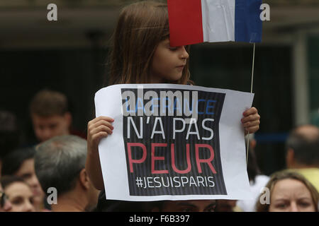 Sao Paulo, Brasilien. 15. November 2015. Menschen nehmen an einer Kundgebung in Erinnerung an die Opfer der Terroranschläge am Freitag Paris vor der französischen Konsulat in Sao Paulo, Brasilien, am 15. November 2015 Teil. Bildnachweis: Rahel Patras/Xinhua/Alamy Live-Nachrichten Stockfoto