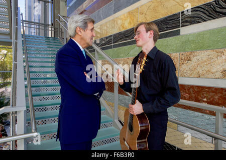 Secretary Kerry grüßt Gitarrist spielte an der Indiana University School of globale und internationale Studien Luncheon Stockfoto