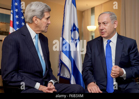 Secretary Kerry Plays als Israels Ministerpräsident Netanyahu Adressen Medien vor der bilateralen Treffen in Deutschland Stockfoto