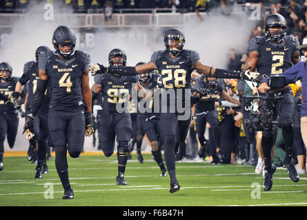 Waco, TX, USA. 14. November 2015. Baylor Spieler laufen auf das Feld vor der NCAA College-Football-Spiel zwischen dem Oklahoma Sooners und Baylor Bears McLane-Stadion in Waco, TX. Oklahoma gewann 44-34. Austin McAfee/CSM/Alamy Live-Nachrichten Stockfoto