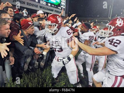 Waco, TX, USA. 14. November 2015. Oklahoma-Spieler feiern mit den Fans nach einem NCAA College-Football-Spiel zwischen dem Oklahoma Sooners und Baylor Bears McLane-Stadion in Waco, TX. Oklahoma gewann 44-34. Austin McAfee/CSM/Alamy Live-Nachrichten Stockfoto