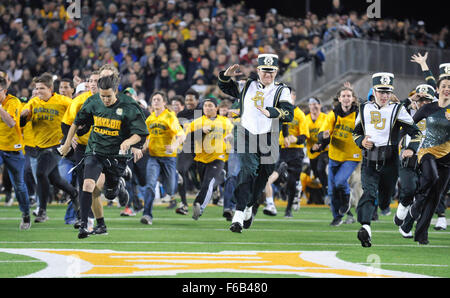 Waco, TX, USA. 14. November 2015. Baylor Linie Schüler laufen auf das Feld vor der NCAA College-Football-Spiel zwischen dem Oklahoma Sooners und Baylor Bears McLane-Stadion in Waco, TX. Oklahoma gewann 44-34. Austin McAfee/CSM/Alamy Live-Nachrichten Stockfoto