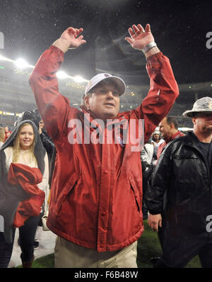 Waco, TX, USA. 14. November 2015. Oklahoma Trainer Bob Stoops feiert nach einem NCAA College-Football-Spiel zwischen dem Oklahoma Sooners und Baylor Bears McLane-Stadion in Waco, TX. Oklahoma gewann 44-34. Austin McAfee/CSM/Alamy Live-Nachrichten Stockfoto