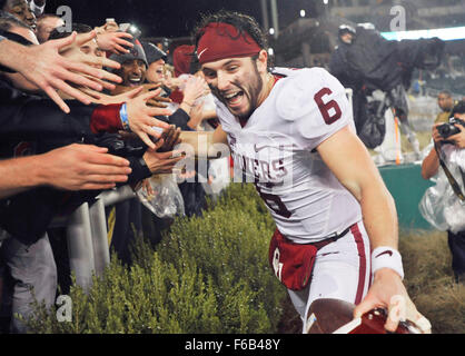 Waco, TX, USA. 14. November 2015. Oklahoma Quarterback Baker Mayfield feiert mit den Fans nach einem NCAA College-Football-Spiel zwischen dem Oklahoma Sooners und Baylor Bears McLane-Stadion in Waco, TX. Oklahoma gewann 44-34. Austin McAfee/CSM/Alamy Live-Nachrichten Stockfoto