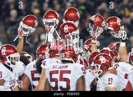 Waco, TX, USA. 14. November 2015. Oklahoma Spieler drängen sich zusammen vor der NCAA College-Football-Spiel zwischen dem Oklahoma Sooners und Baylor Bears McLane-Stadion in Waco, TX. Oklahoma gewann 44-34. Austin McAfee/CSM/Alamy Live-Nachrichten Stockfoto