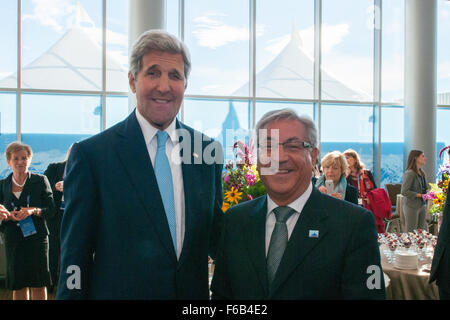 Secretary Kerry posiert für ein Foto mit EU-Kommissar für Umwelt, Maritime Angelegenheiten und Fischerei Vella auf Gletscher-Konferenz in Anchorage Stockfoto