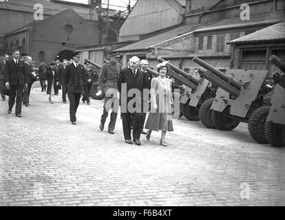 Dieses Schwarzweiß-Foto zeigt den königlichen Besuch von Elswick Works in Newcastle upon Tyne am 18. Juni 1941. König George VI. Und Königin Elizabeth besuchten die Vickers-Armstrong Waffenfabrik während des Zweiten Weltkriegs Stockfoto