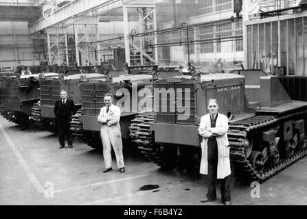 Shervick-Traktoren, die im Elswick Works in Newcastle upon Tyne montiert werden, eine Fabrikeinstellung, die industrielle Arbeit und den Herstellungsprozess von Landmaschinen betont, in einem Foto von 1948. Stockfoto