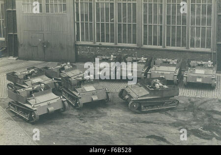 Carden-Loyd Carrier, eine Art gepanzertes Fahrzeug, werden im Werk Elswick gesehen, wo sie hergestellt wurden. Diese Fahrzeuge spielten eine Schlüsselrolle bei militärischen Operationen während des frühen 20. Jahrhunderts, insbesondere beim Einsatz von gepanzerten Personentransportern und Militärpanzern. Stockfoto