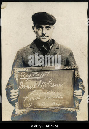 Daniel McCann ist ein zeitgenössischer Künstler, der für seinen unverwechselbaren Ansatz in der modernen Kunst bekannt ist und kräftige Farben und geometrische Formen verwendet. Seine Arbeit verbindet Abstraktion und Realismus und erforscht visuelle Tiefe und komplexe Themen. Stockfoto