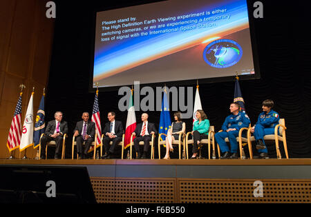 Von links nach rechts: Eric Postel, stellvertretender Administrator, United States Agency for International Development (USAID), ganz links; Charles Bolden, Administrator, NASA, zweiter von links; Charles North, senior Deputy Assistant Administrator, USAID, Dritter von links; Dan Irwin, Direktor, NASA SERVIR Coordination Office Center; Jennifer Frankel-Reed, senior Klima Änderung Spezialist, USAID, vierter von rechts; Carrie Stokes, Geospatial Informationen Technologieberater, USAID, Dritter von rechts; Terry Virts, Astronaut, NASA, zweiter von rechts; und Samantha Cristoforetti, Astronaut, ESA (European Space Age Stockfoto